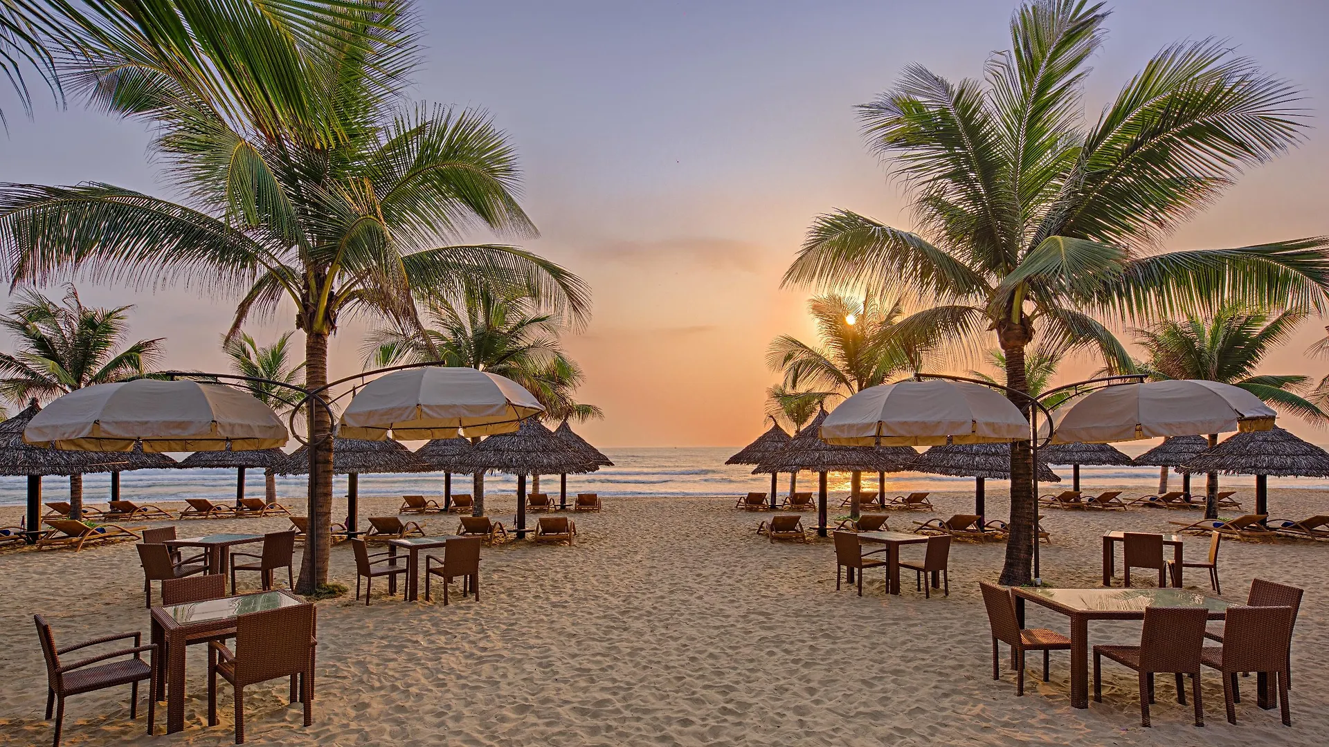 Holiday Beach Hotel Danang 5*, Da Nang